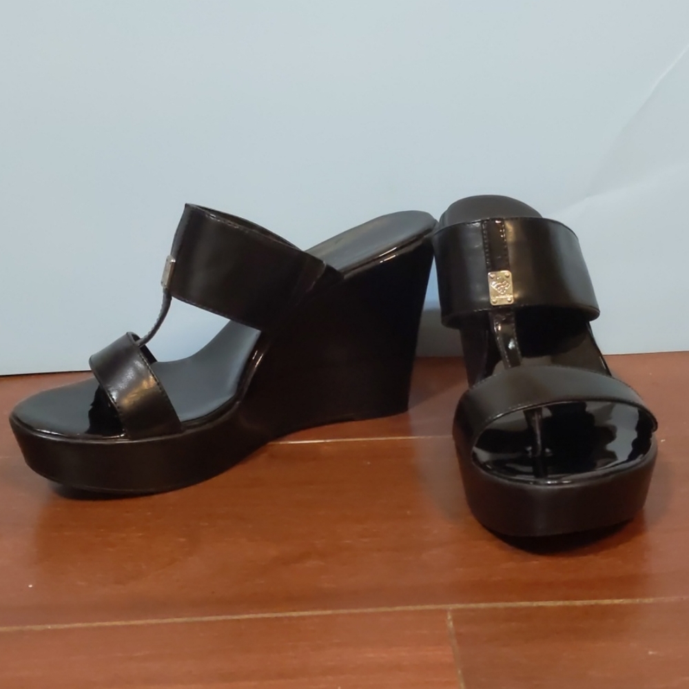 BCBG strappy wedge thong sandals in black, size 8.